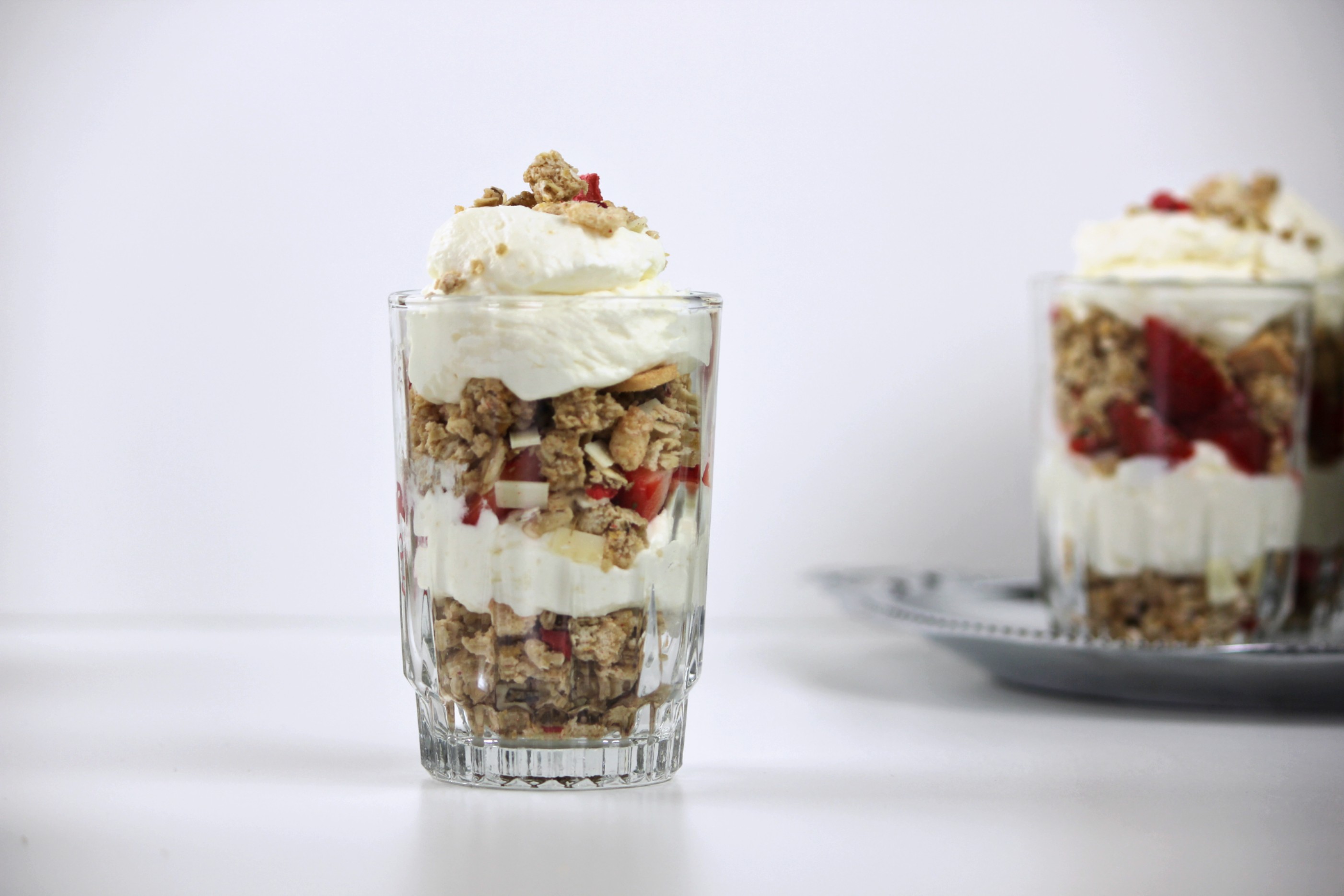 FRISCHKÄSECREME MIT ERDBEEREN UND CRUNCH IM GLAS