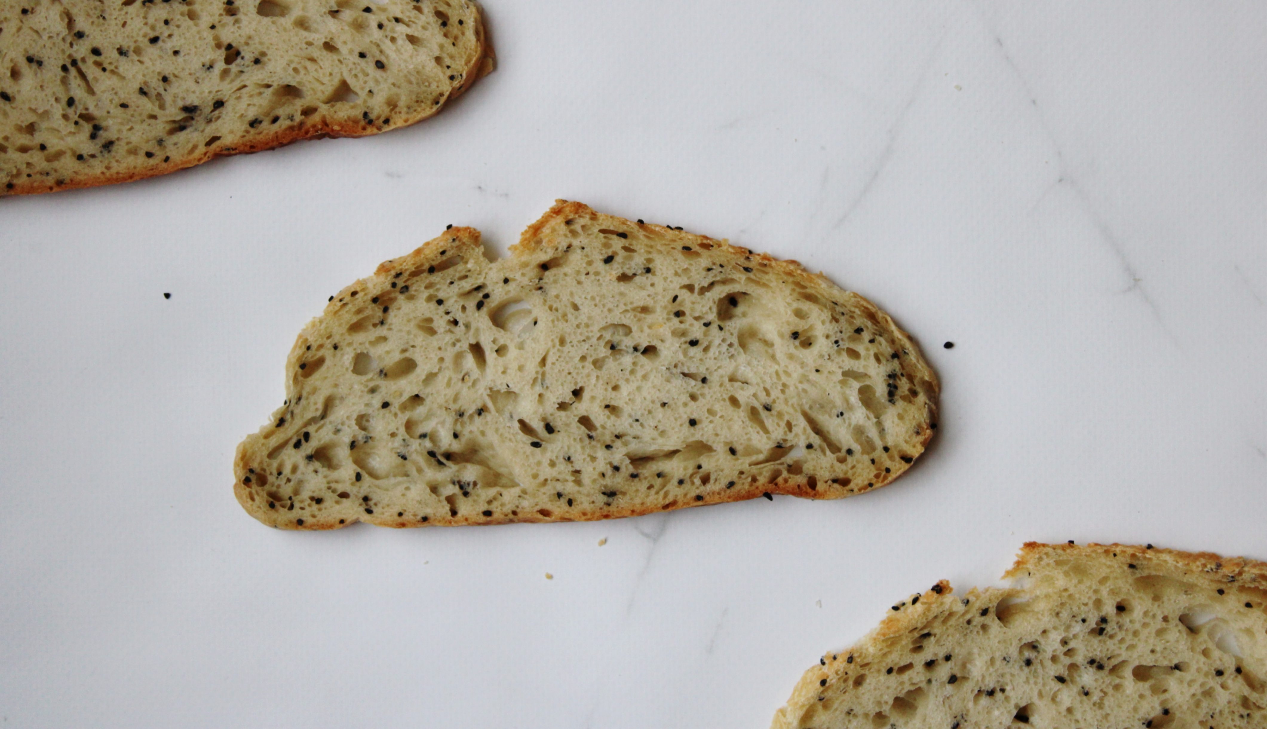 EINFACHES WEIZENBROT MIT SCHWARZEM SESAM